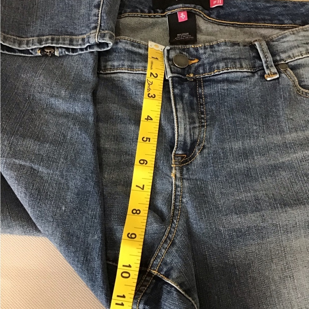 Torrid Woman’s Medium Wash Mid Rise Cropped Leg Zip Skinny Jeans - Picture 9 of 12